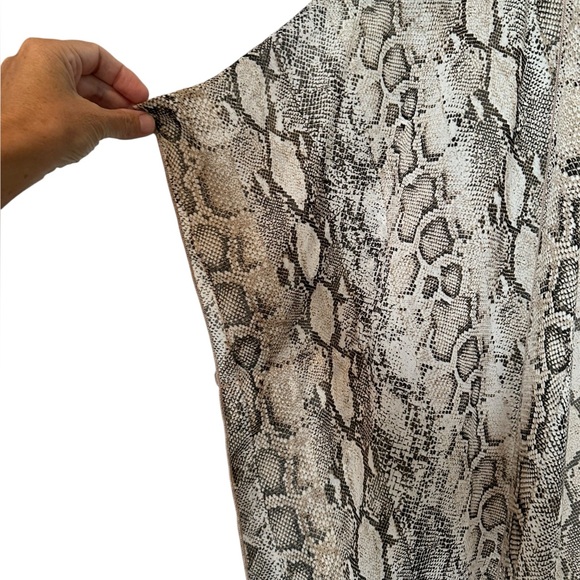EMORY PARK snake skin print semi sheer short sleeve open front kimono FREE SIZE - Picture 2 of 5
